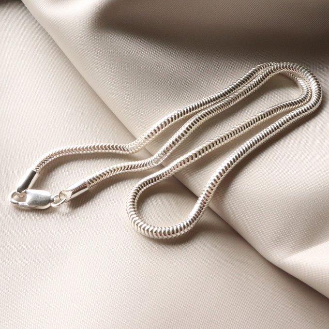 ペアにもなるボリュームスネークネックレス1枚目の画像