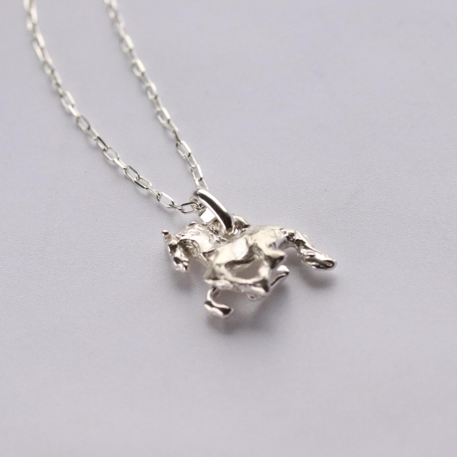 シルバーホースネックレス