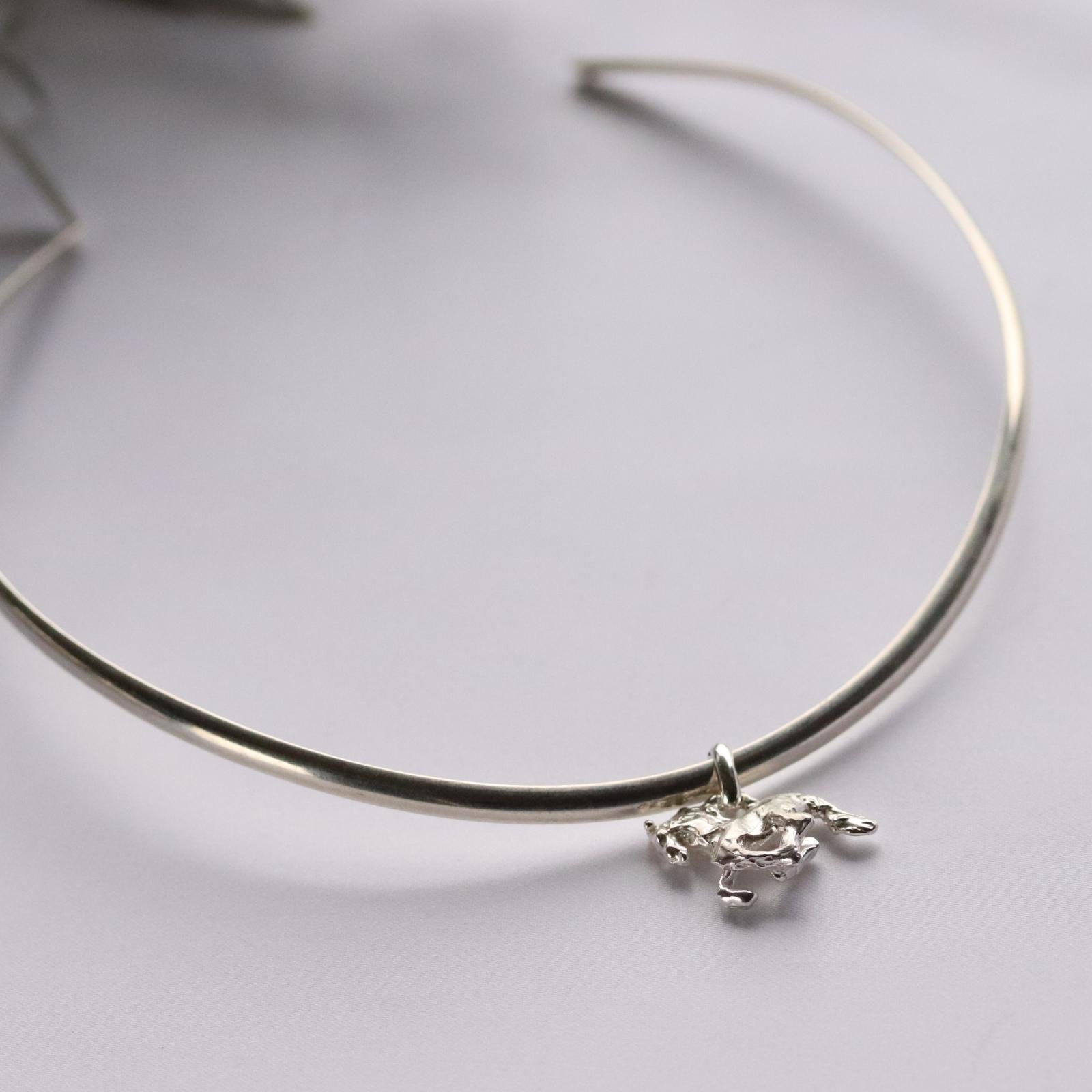 馬チャーム付きシルバーチョーカーネックレス